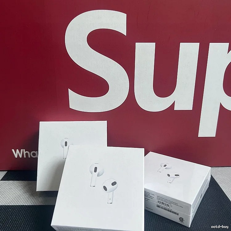 Apple AirPods Pro Earbuds Gift Set