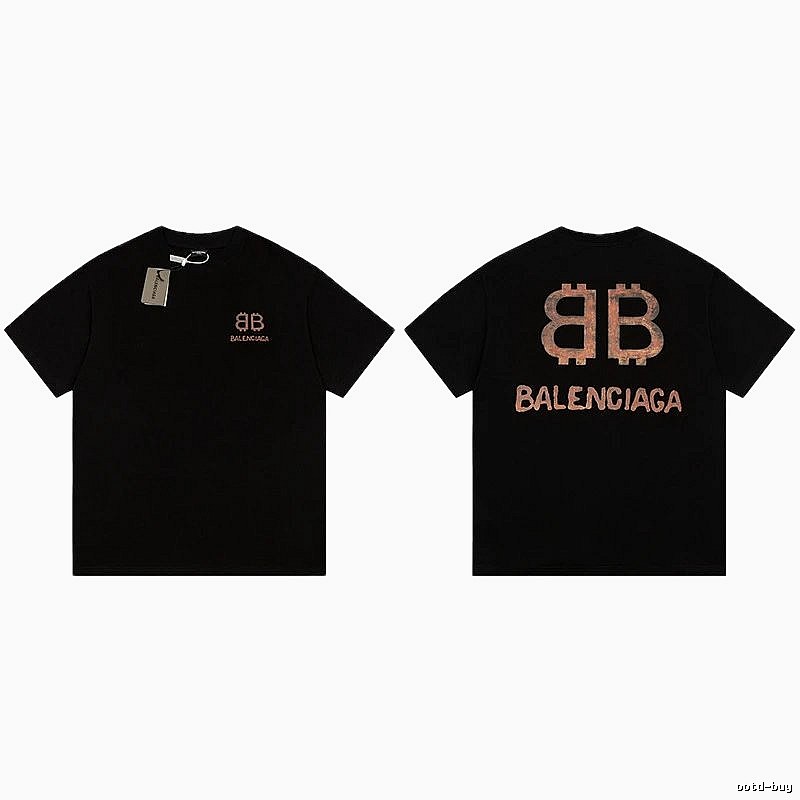 Balenciaga's trendy and cool black T-shirt.