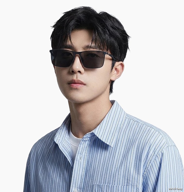 Classic black-framed sunglasses of Gucci
