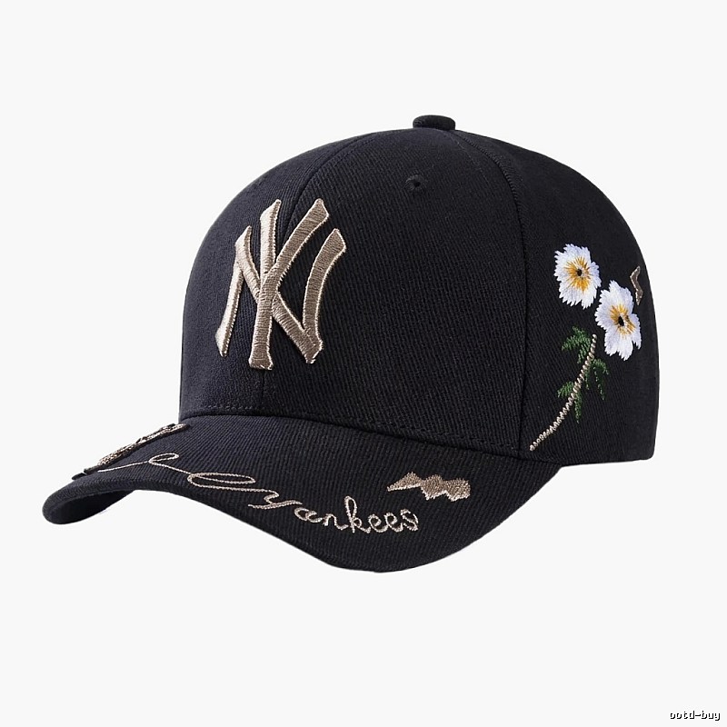Embroidered style black cap of the MLB Yankees team.