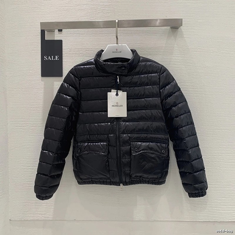 Hooded Puffer Jacket for Outdoor Errands in Moncler Style
