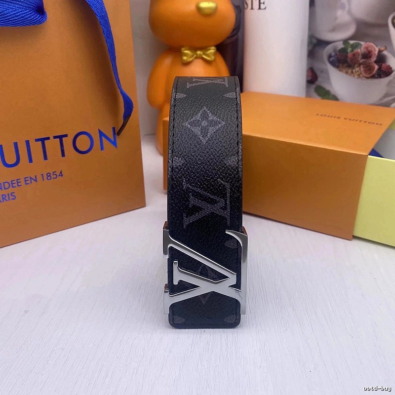 Louis Vuitton Weekend Accessory Focus Monogram Belt Airport Outfit