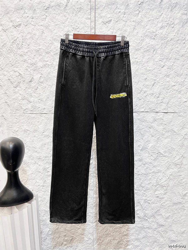 Minimal Cut And Understated Everyday Finish Straight Pants in Black