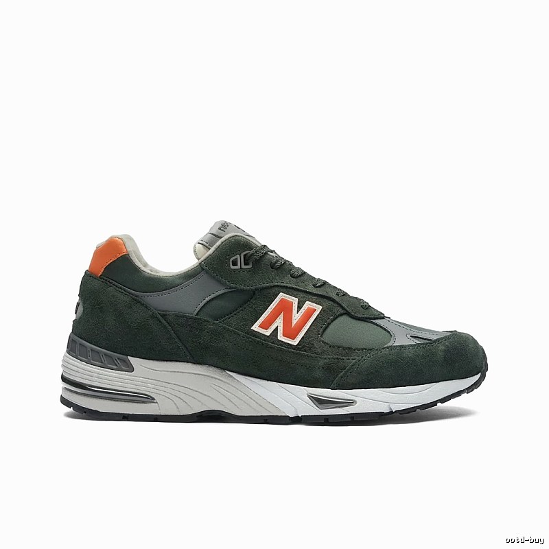 Retro style dark green of New Balance 990v3