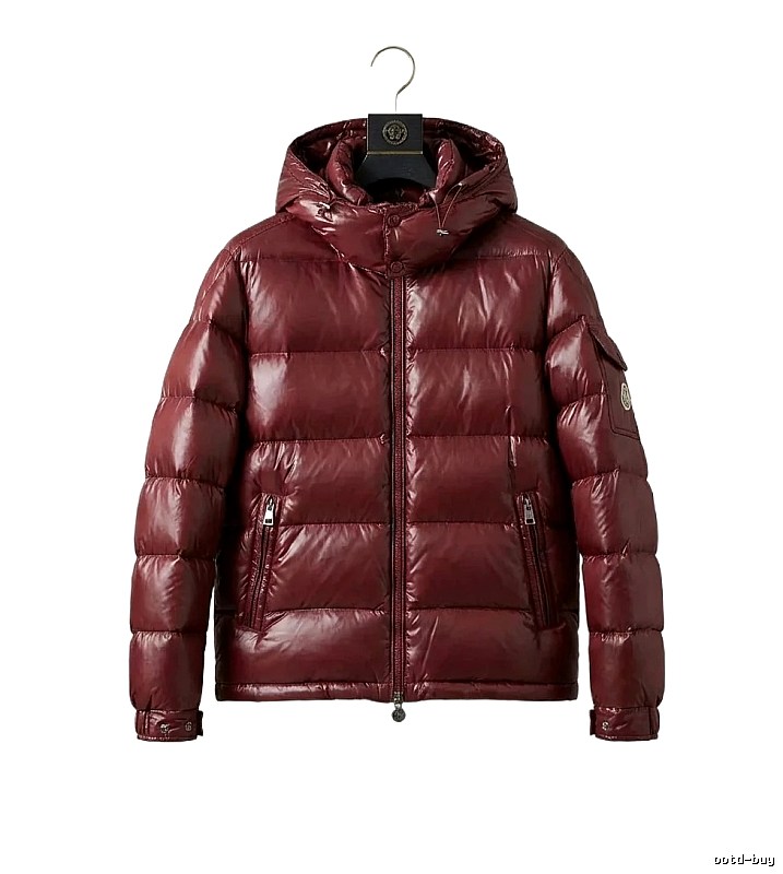 The classic burgundy down jacket of Moncler