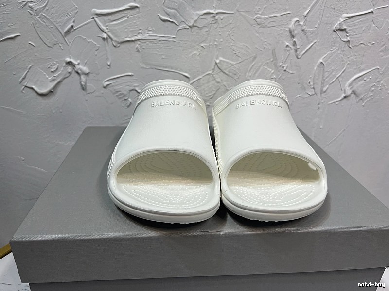 White Slide Sandals with White Open-toe Slide Shape for Streetwear Looks